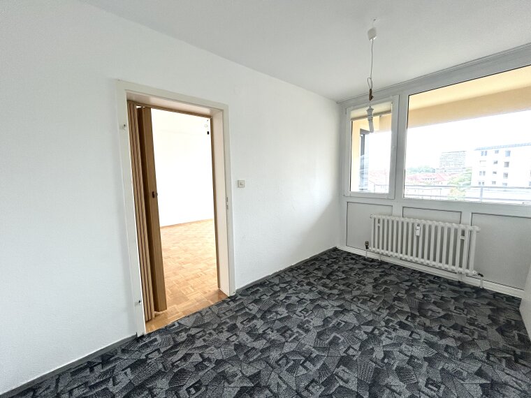 Schlafzimmer mit Loggia-Blick
