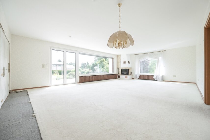 Wohnzimmer EG mit Fensterfront zur Terrasse