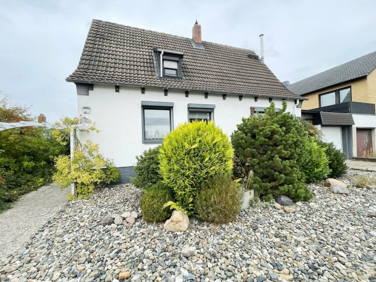 Frontansicht mit Vorgarten