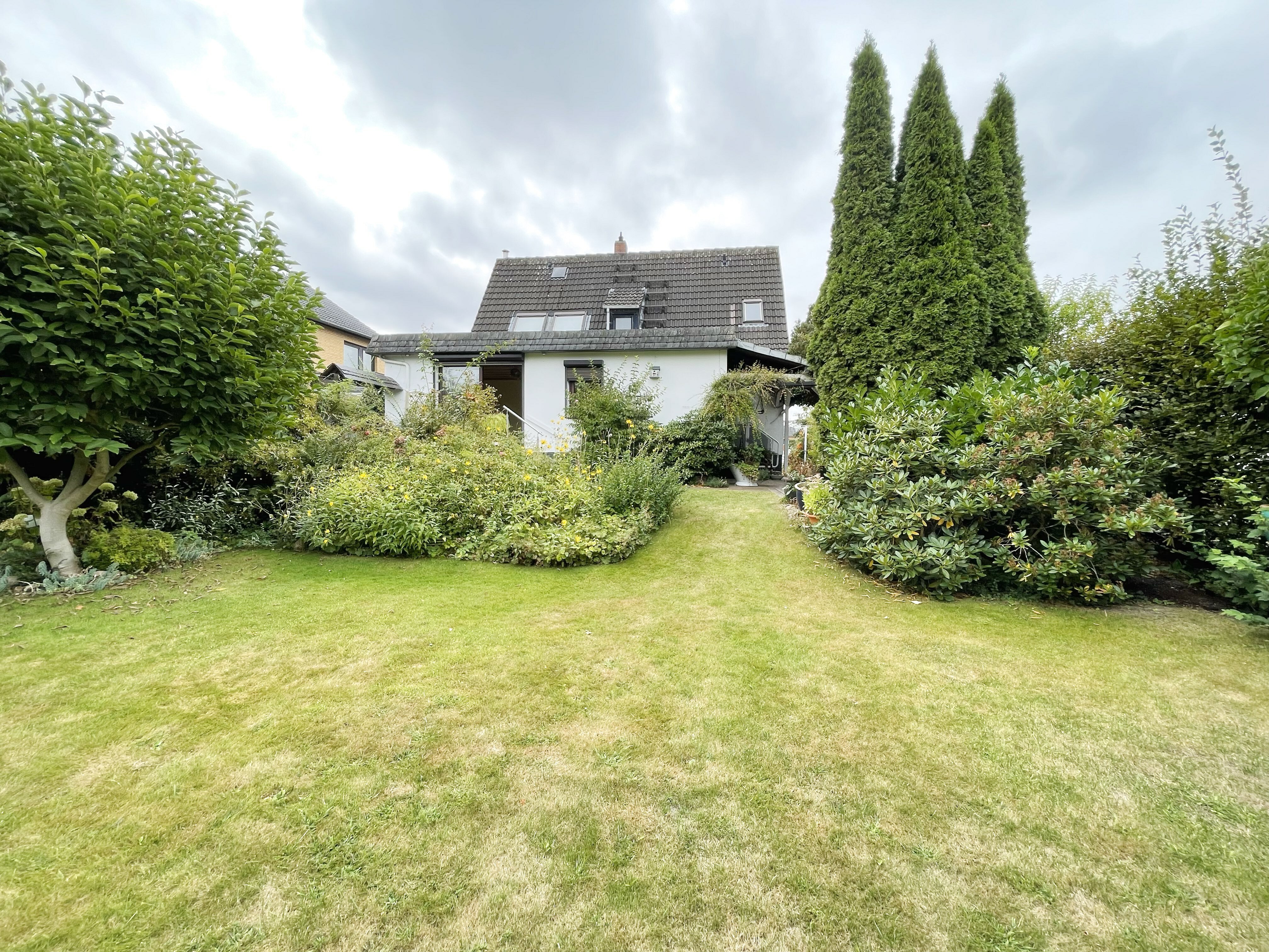 7e39d5eb8ba28a0d6486a4ddd00d1691 EFH mit tollem Garten und großem Potenzial am Schwarzen Berg!