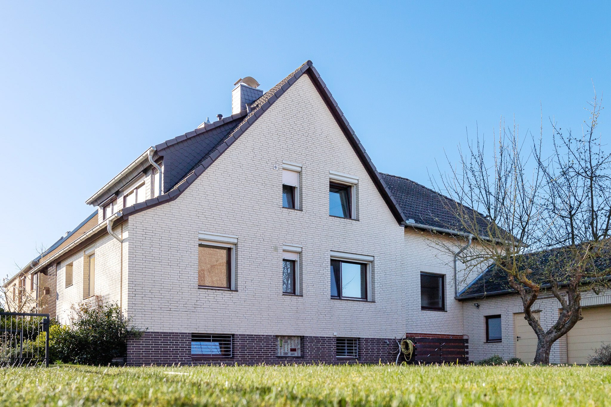 Großes Ein - / Zweifamilienhaus mit sonnigem Südgarten in ruhiger Lage von Watenbüttel