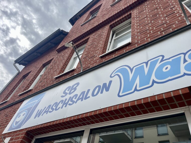 Waschsalon gegenüberliegend