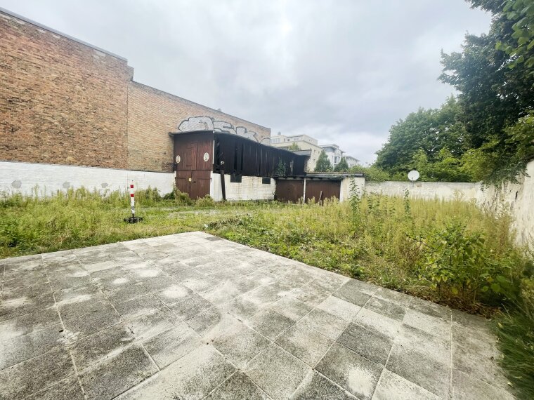 Terrasse und Grundstück