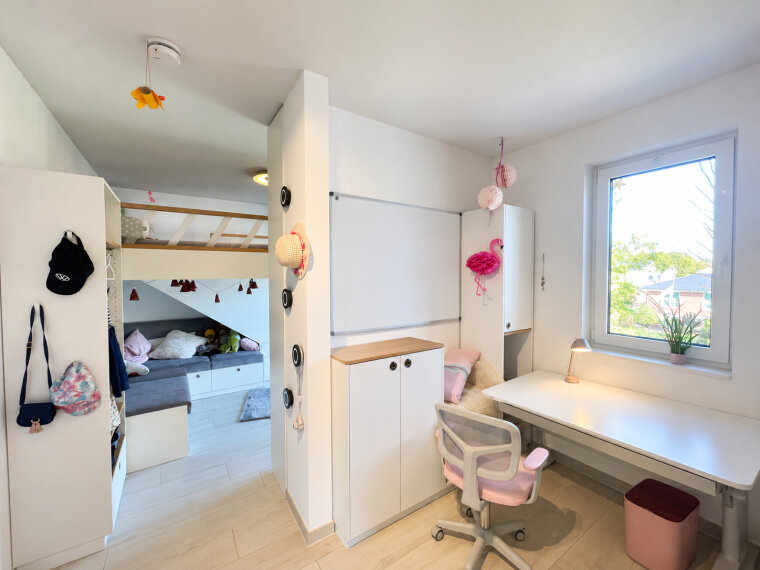 Minimalistische Lernecke im Kinderzimmer