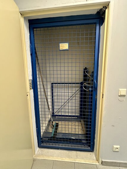 Lastenfahrstuhl neben Eingang